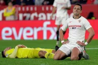 Javier 'Chicharito' Hernández lamentando una falla con Sevilla
