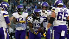 Jugadores de los Vikings celebran anotación contra Chargers