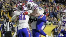 Jugadores de Bills festejan anotación