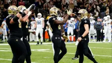 Jugadores de los Saints celebran un touchdown