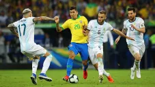 Otamendi, Firmino, Pezzella y Messi, en acción