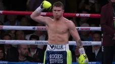 Canelo Álvarez celebra su triunfo ante Kovalev