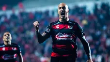 Ariel Nahuelpan festeja un gol con Xolos