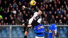 Cristiano Ronaldo salta para anotar el gol del triunfo