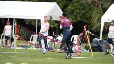 Peláez en pleno tenis balón con el plantel de Chivas