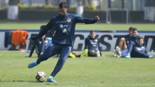 Emanuel Aguilera durante el entrenamiento del América
