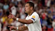 Chicharito durante un duelo con el Sevilla en Europa League