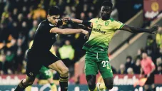 Jiménez lucha por el balón en Carrow Road