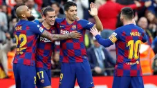 Jugadores del Barcelona celebran una anotación