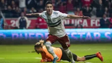 Uriel Antuna festeja un gol con Selección Mexicana