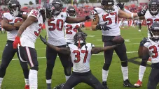 Jugadores de Houston festejan al final del partido