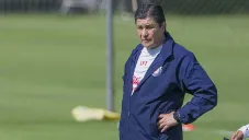 Luis Fernando Tena observa el entrenamiento de Chivas