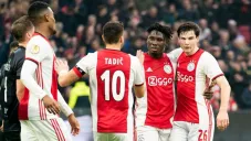 Jugadores del Ajax festejan u gol ante el Den Haag