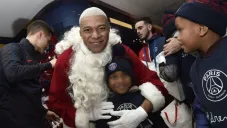 Kylian Mbappé vestido de Santa Claus