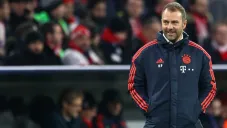 Hansi Flick observa un partido del Bayern Munich