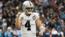 Derek Carr festeja tras un touchdown