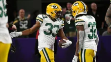 Aaron Jones (33) celebra con Tyler Ervin