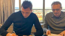 Mario Mandzukic firmando contrato