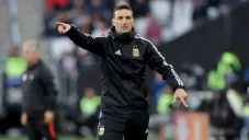 Lionel Scaloni da indicaciones en un duelo de Argentina