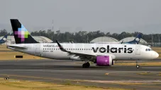 Avión de Volaris aterrizando