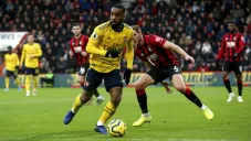 Alexandre Lacazette protege la redonda en duelo contra Bournemouth