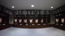 La manta de apoyo a Rayados en el vestuario del BBVA