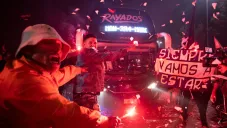 La afición de Rayados le hace 'pasillo' al autobús