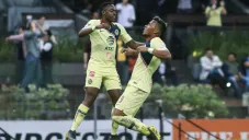 Renato Ibarra y Roger Martínez celebran un gol del América