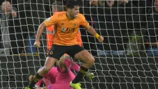 Raúl Jiménez celebra una anotación con Wolves
