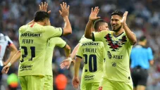 Henry Martín celebra con Bruno Valdez un gol del América