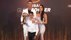 Cristiano Ronaldo posa con su familia y el trofeo