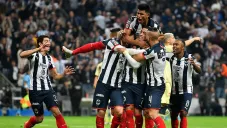 Monterrey: Jugadores festejan un gol con América
