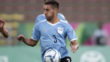 Cáceres, en un duelo con la Selección de Uruguay