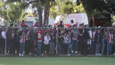 Aficionados de Chivas en entrenamiento a puerta abierta