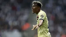 Roger Martínez reclama en un partido del América