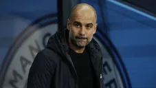 Pep Guardiola observa un juego del Man City