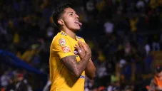 Carlos Salcedo en celebración de gol