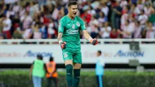 Raúl Gudiño en festejo durante partido con Chivas