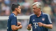 James y Ancelotti hablan en un entrenamiento del Bayern