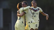 Jugadoras del América celebran una anotación