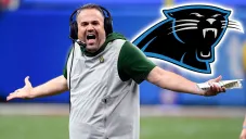 Matt Rhule grita durante un partido de Baylor