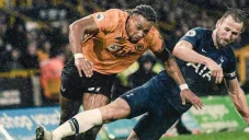 Adama Traoré y Harry Kane disputan un balón