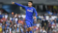 Fernández da indicaciones en un juego de Cruz Azul