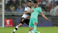 Casemiro disputa un balón con Coquelin