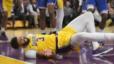 Anthony Davis se duele de la espalda baja
