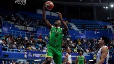 Jugador de Aguacateros se eleva para encestar