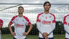 Uriel Antuna y José Juan Macías con la playera de las Chivas