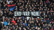 Aficionados ingleses protestando