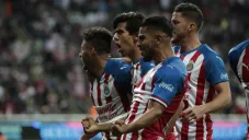 Chivas: jugadores rojiblancos festejan un gol