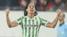 Diego Lainez celebra un gol con el Betis